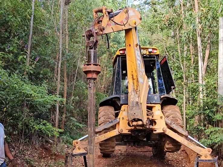 Auger drilling rig at the Florália Project