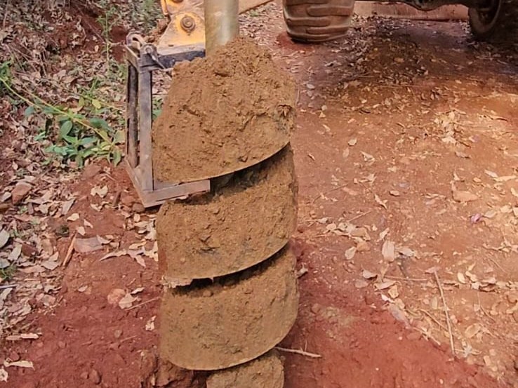 Auger loaded with iron-rich material at Florália